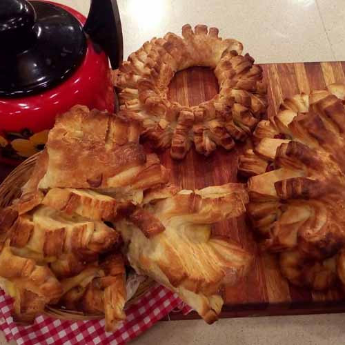 Cremona rellena de membrillo y pastelera con manzana