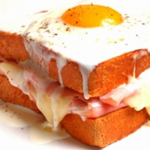 Croque madame y café bombón