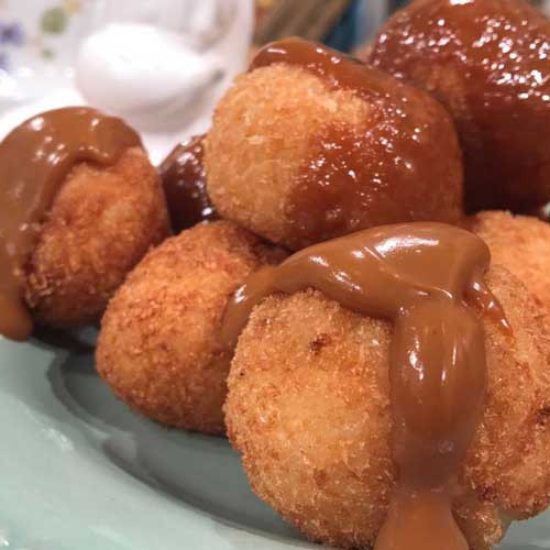 Croquetas de arroz con leche rebozadas en coco con salsa de dulce de leche