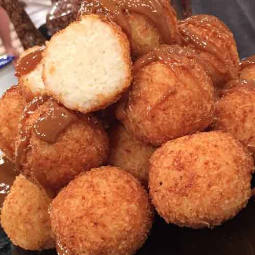 Croquetas de arroz con leche y naranja rebozadas en coco