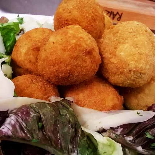 Croquetas de arroz reciclado con ensalada de verdes