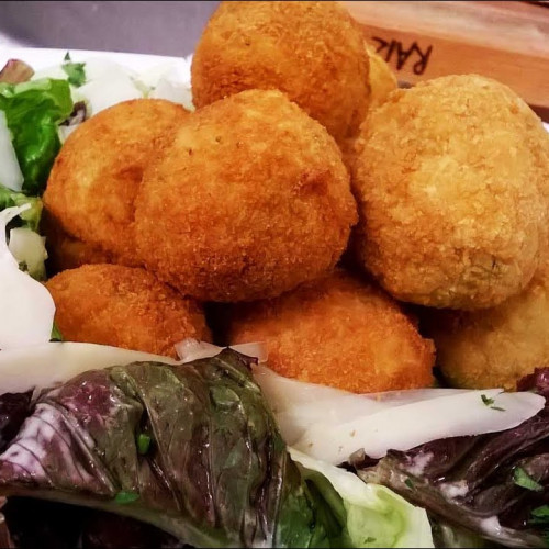 Croquetas de arroz reciclado con ensalada de verdes