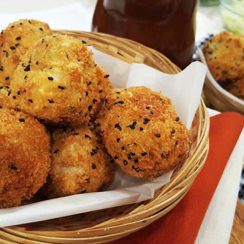 Croquetas de cerdo y batata con salsa fresca de yogur