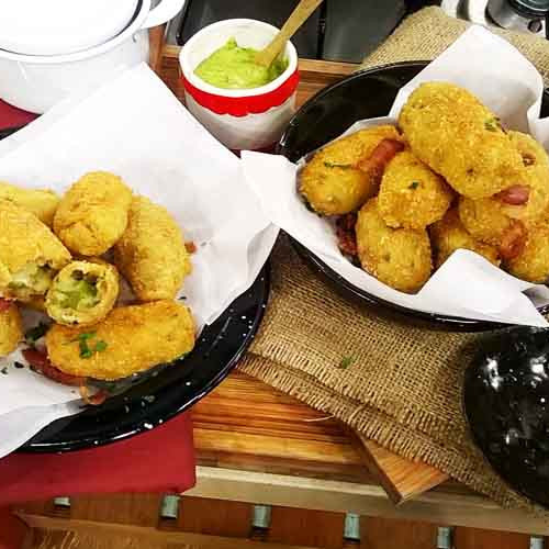 Croquetas de espárragos y roquefort con mayonesa provenzal y cherrys