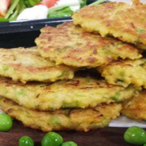 Croquetas de garbanzos con ensalada de tomate y sandía y gaspacho