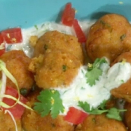 Croquetas de garbanzos con salsa de yogur en sándwich