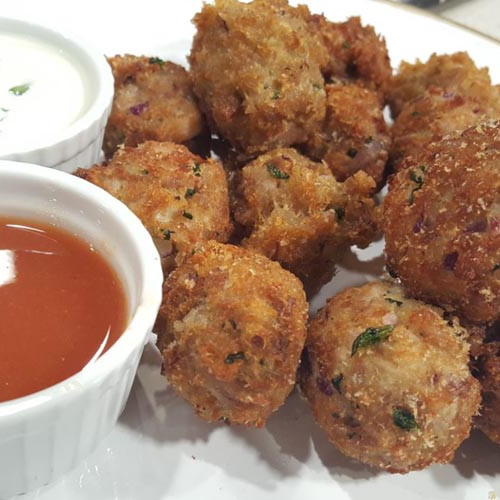 Croquetas de paleta de cerdo con salsa picante y lactonesa