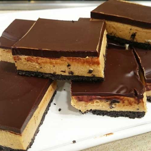 Cuadrados helados de dulce de leche y galletitas de chocolate rellenas