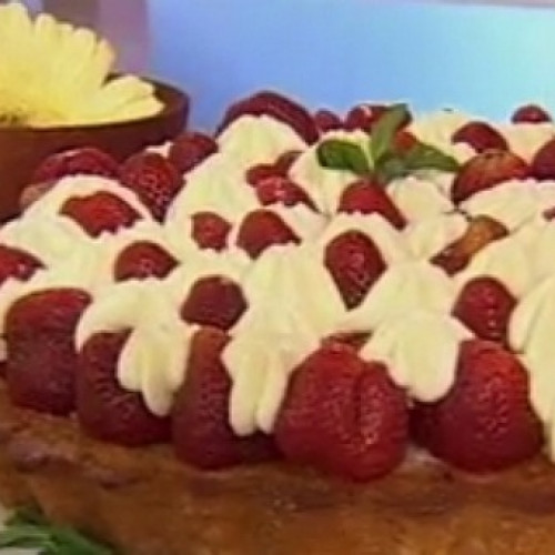 Descomunal tarta de 24 cucharadas de crema y frutilla