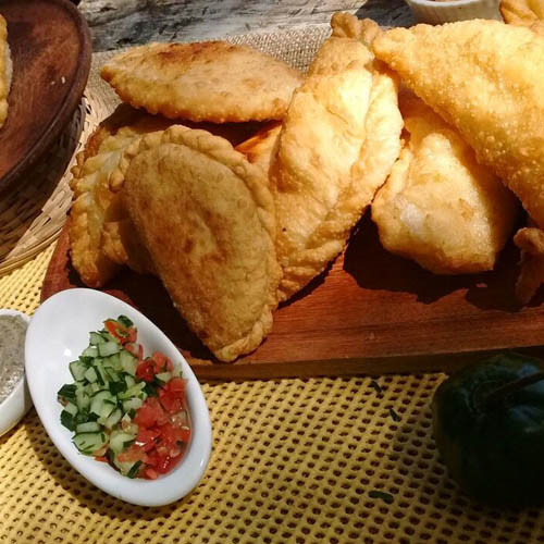 Empanadas bolivianas fritas y de pollo y árabes a la parrilla