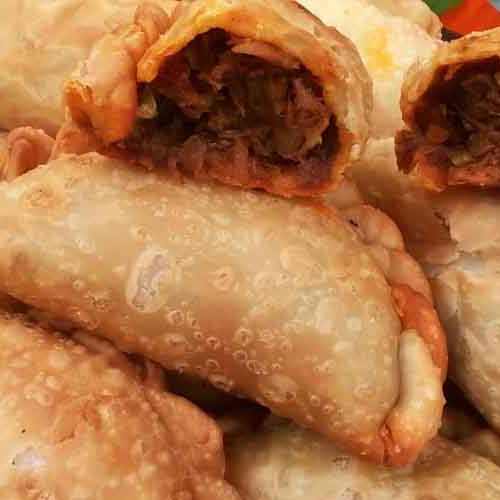 Empanadas de ossobuco fritas y al horno con salsa picante