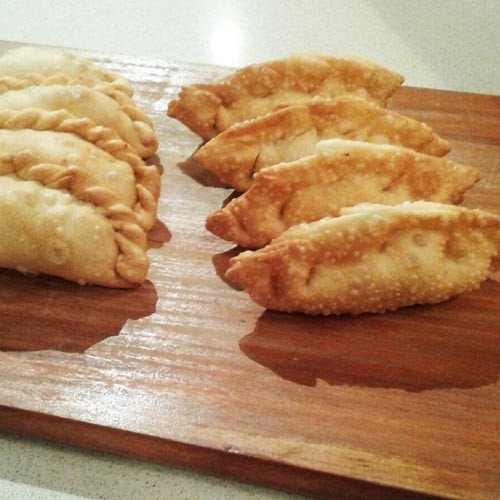 Empanadas fritas de asado y pollo reciclados