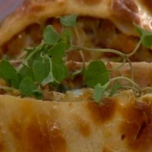 Empanadón arrollado relleno con carne de cerdo