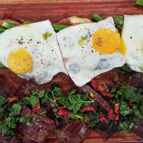 Entrañas a la chapa con hierbas y vegetales