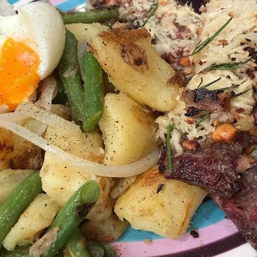 Entrañas crocantes a la chapa con ensalada de papas y chauchas