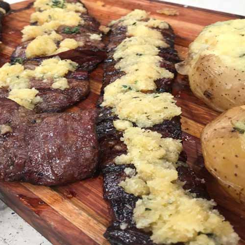 Entrañas crocantes con papas rellenas a la parrilla