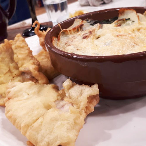 Escalopes de cerdo inflados con gratén de papas