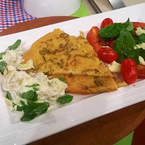 Fainá con ensalada caprese y vegetales asados