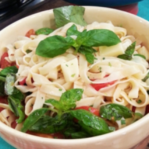 Fetuccini con salsa carbonara, frutos de mar y caprese