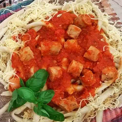 Fideos al fierrito con salsa de salchicha criolla