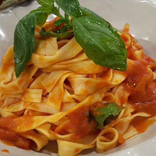 Fideos caseros al puro huevo con tuco