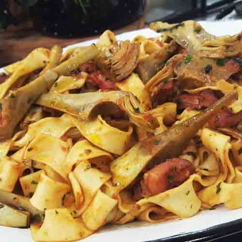 Fideos caseros con salsa de alcauciles