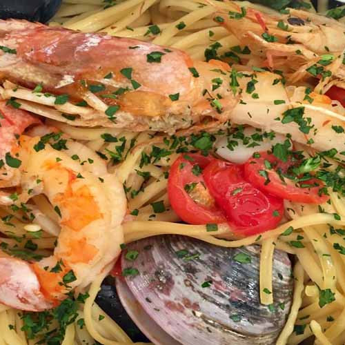 Fideos con frutos de mar al paquete por Leo Fumarola