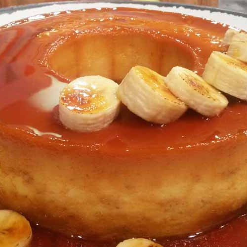 Flan de banana con leche condensada con bananas caramelizadas