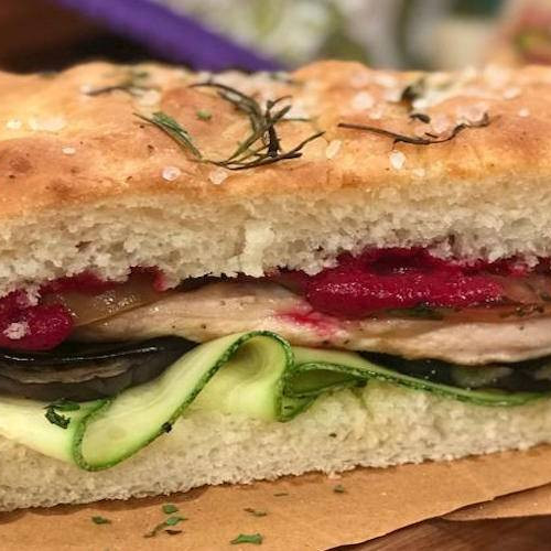 Focaccia rellena con vegetales y carnes blancas