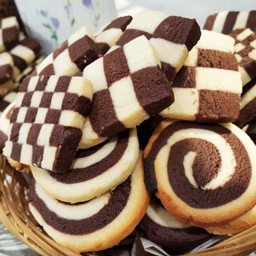 Galletitas blancas y negras espiraladas, rectas y cuadriculadas