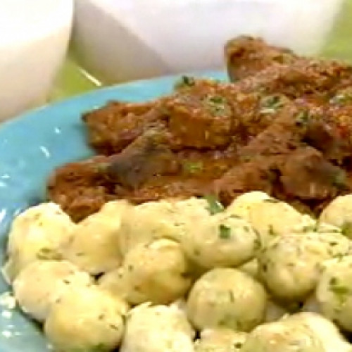 Goulash con albóndigas de pan reciclado