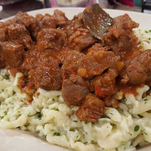 Goulash con spätzle, estofado húngaro con ñoquis rápidos