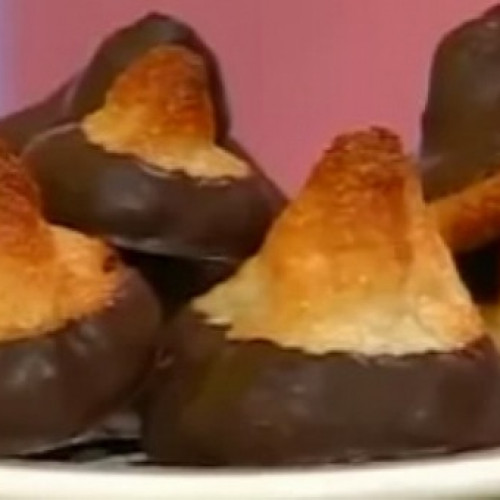 Grandiosas  cocadas con corazón de dulce de leche y baño de chocolate