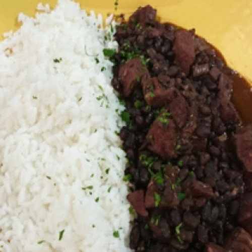 Guiso de arroz con cerdo y porotos