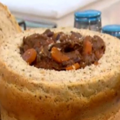 Guiso de porotos y carne en pan de campo