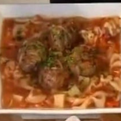 Guiso portentoso de fideos y albóndigas