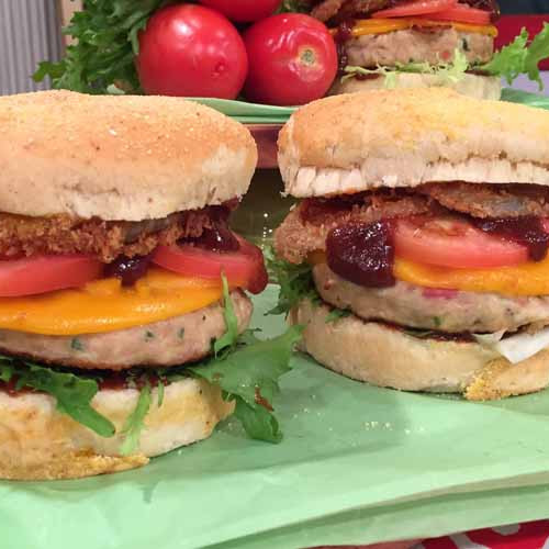 Hamburguesa de pollo y panceta con aros de cebolla