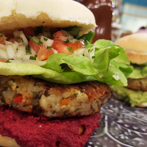 Hamburguesas de arroz, lentejas y salteado de vegetales con aderezo morado