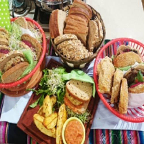 Hamburguesas de cebada y porotos mung con papas al horno