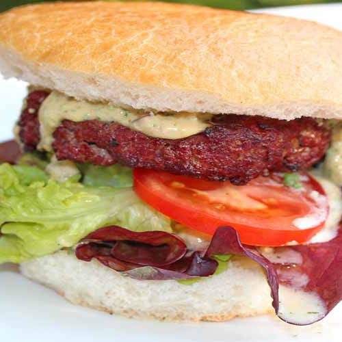 Hamburguesas de cerdo con coleslaw y chips de batatas