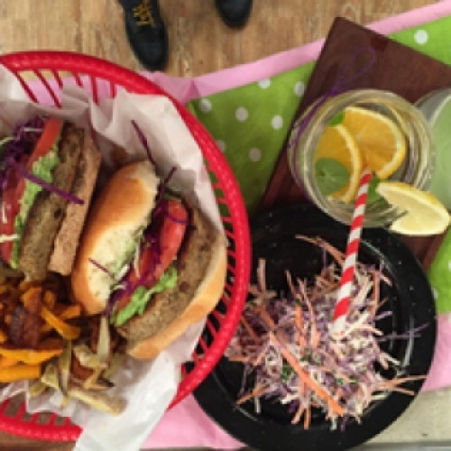 Hamburguesas de legumbres con ensalada de repollo y papas al horno