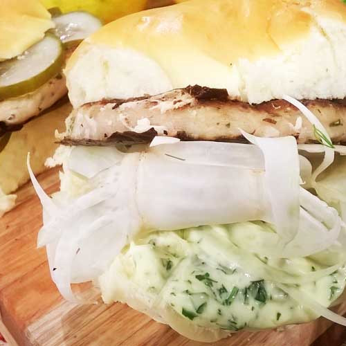 Hamburguesas de pescado con hinojo crocante