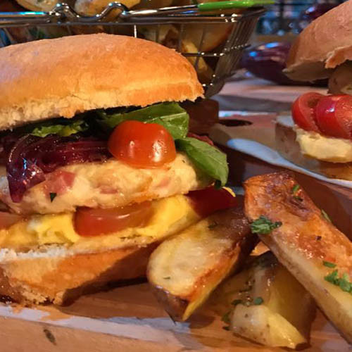 Hamburguesas de pollo completas con aderezo de batatas