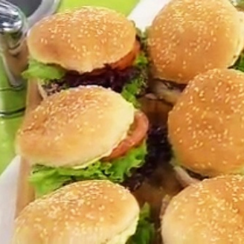 Hamburguesas de porotos, mayonesa sin huevo, mousse de chocolate