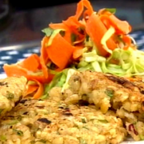 Hamburguesas de trigo con ensalada y mayonesa de palta