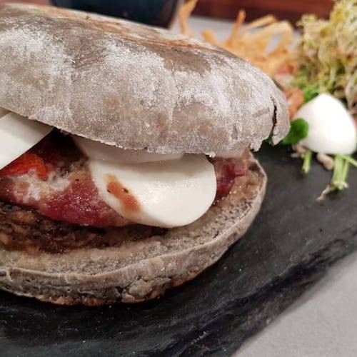 Hamburguesas de yacaré con mandioca frita