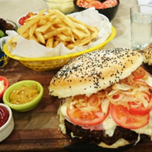 Hamburguesas gigantes con pan casero gigante