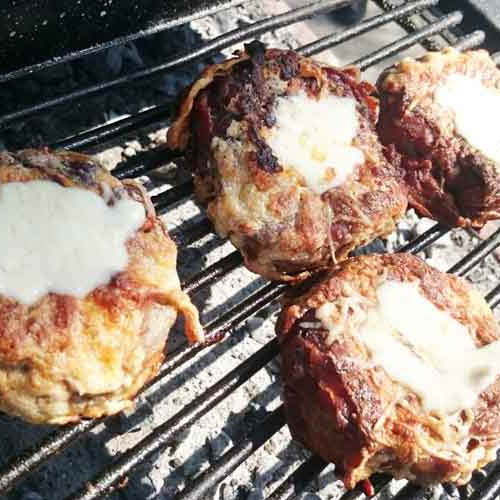 Hamburguesas rellenas de queso envueltas en panceta