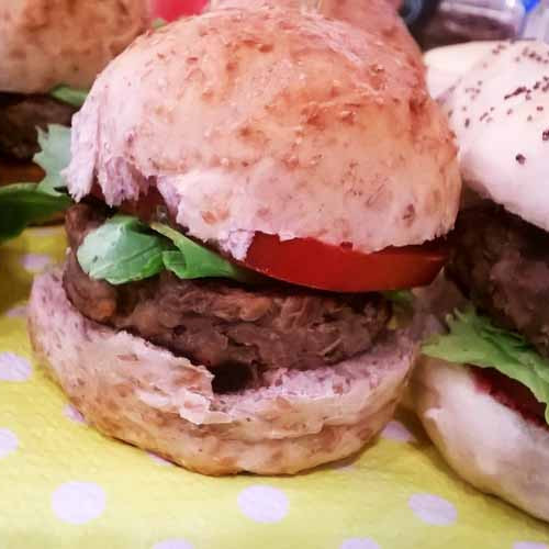 Hamburguesas saludables de carne y lentejas con papas cuña