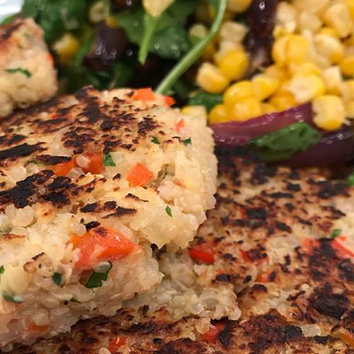 Hamburguesas saludables de quinua con ensalada fresca